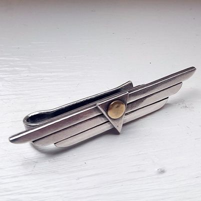 Sterling silver art deco tie clip with 18k gold spot.
50mm long from longest point and 9mm high.