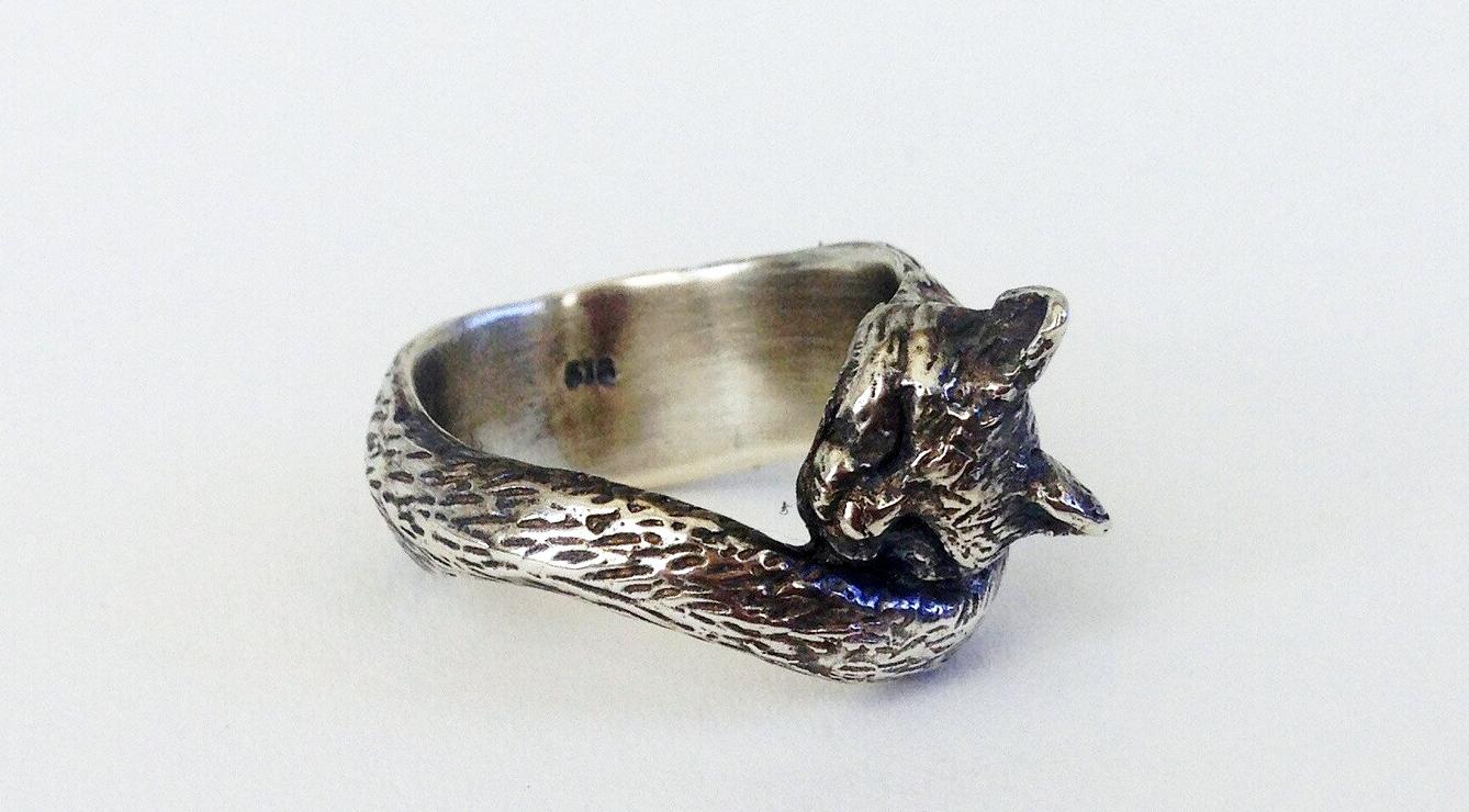Top view of sterling silver cat ring