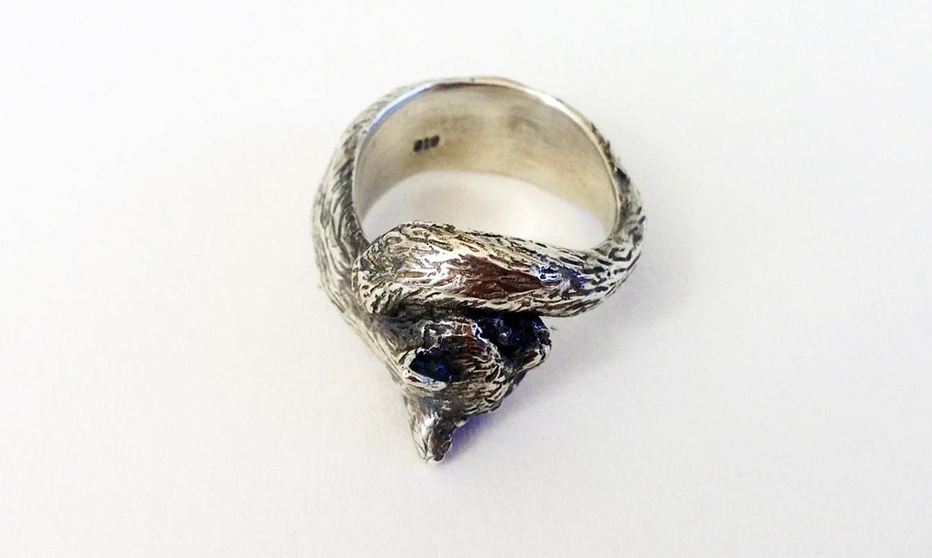 Side view of sterling silver cat ring