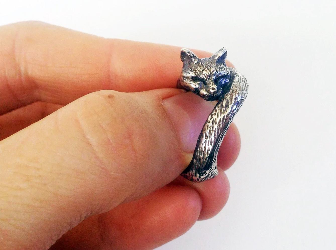 Front view of sterling silver cat ring