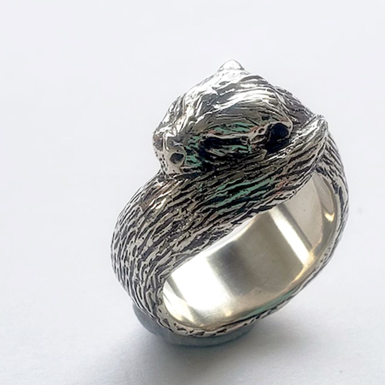Three-quarter view of otter ring