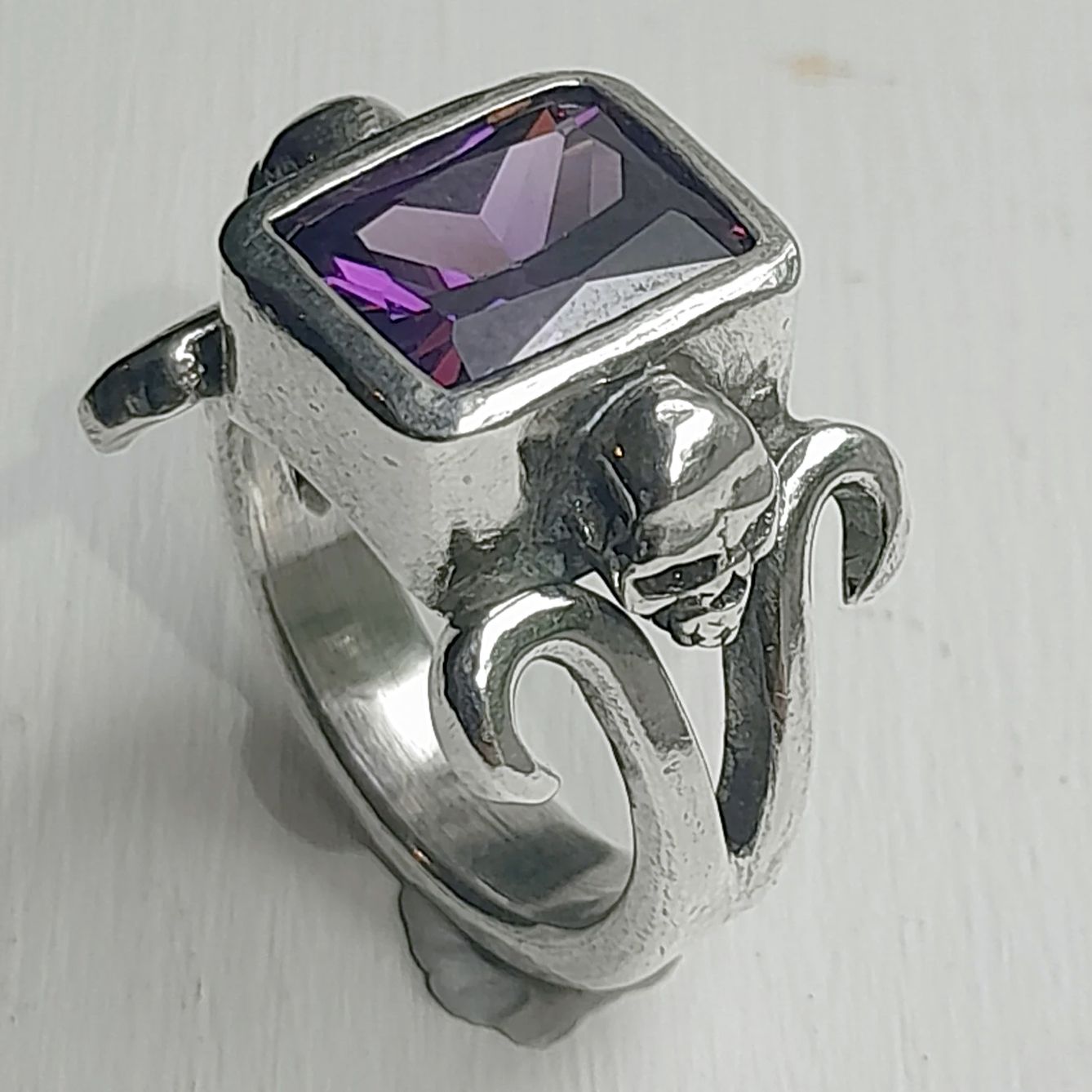 Three-quarter view of skull ring